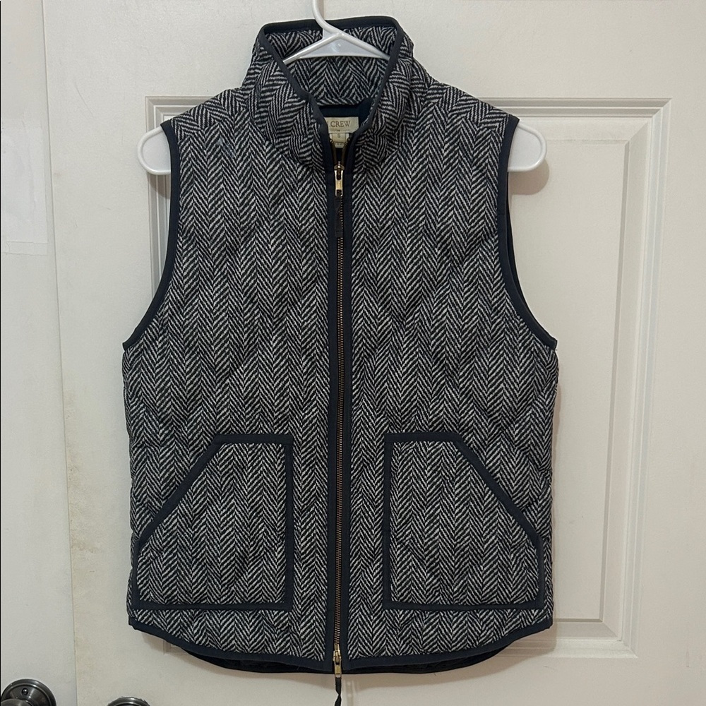 J. Crew herringbone quilted puffer vest size small gray & cream winter fall
